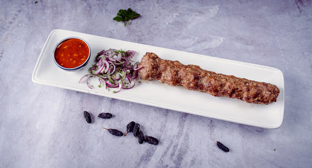 Ļuļa kebab ar Non un salātiem